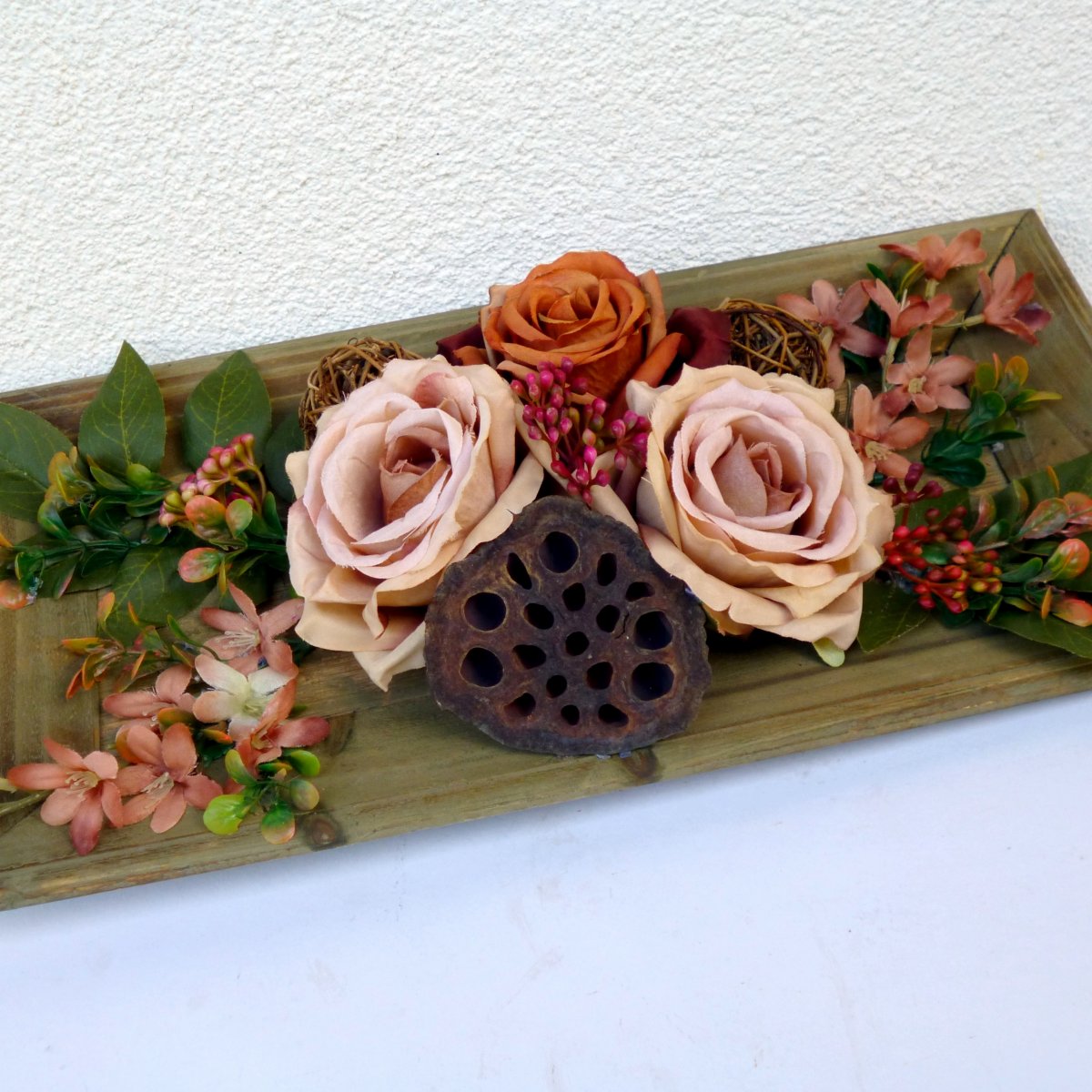 Dřevěný tác s podzimními růžemi a vistárií