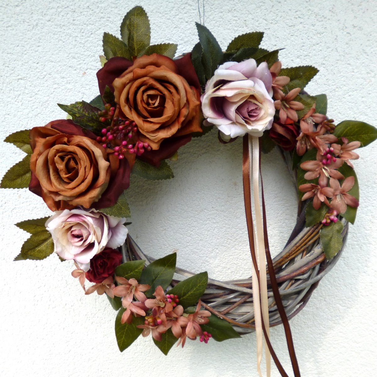 Velký věnec s podzimními růžemi a vistárií