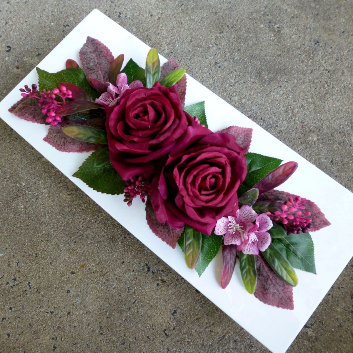 Vínové růže na bílé misce_dekorace na stůl