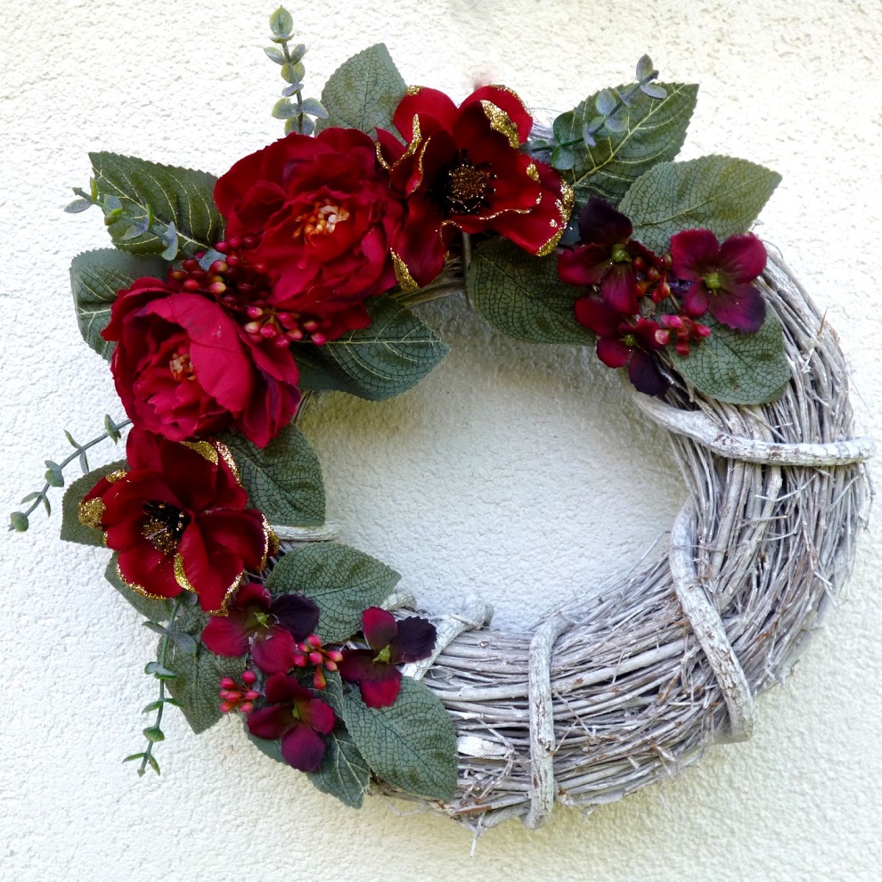 Révový věnec s rubínovými pivoňkami a čemeřicemi