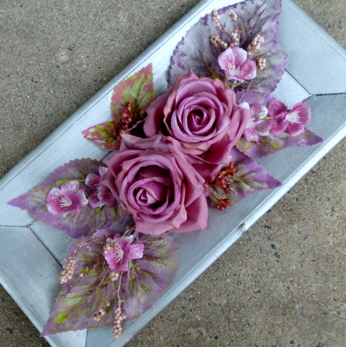 Dřevěný tác s růžovofialovými růžemi