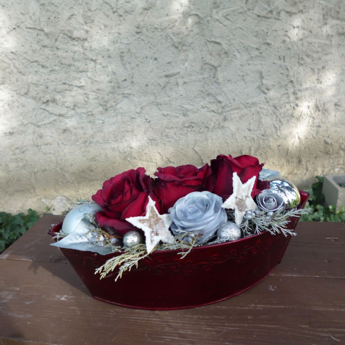 Bordó růže v plechové metalické lodičce s reliéfem