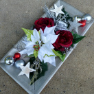 Vánoční hvězda s bordo růžemi na dřevěném tácu