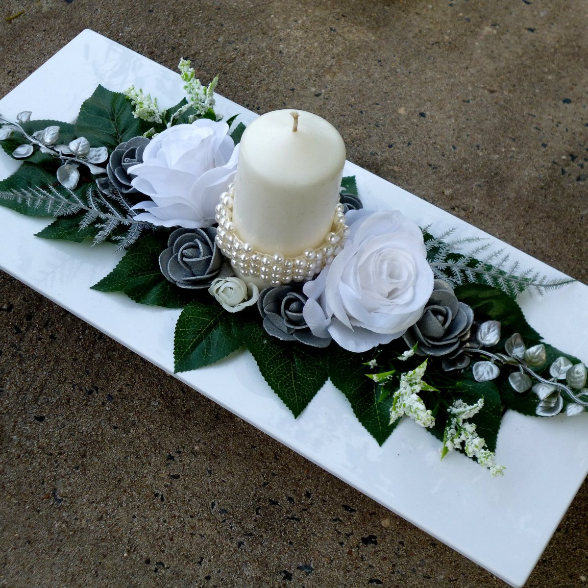 Svícen s bílými růžemi 