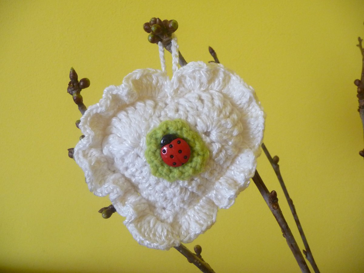 Háčkované srdíčko s beruškou-béžové střední