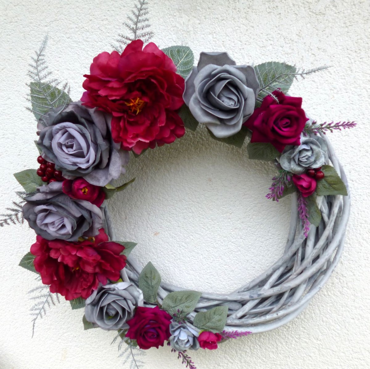 Velký vánoční věnec s rubínovými  pivoňkami a růžemi