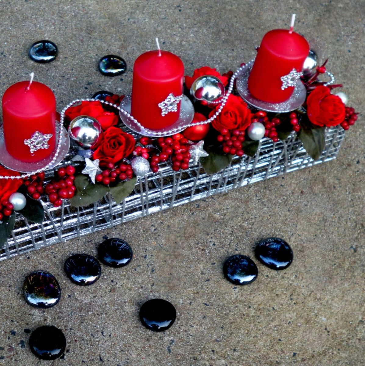 Stříbrná adventní štola s vínovými růžičkami 