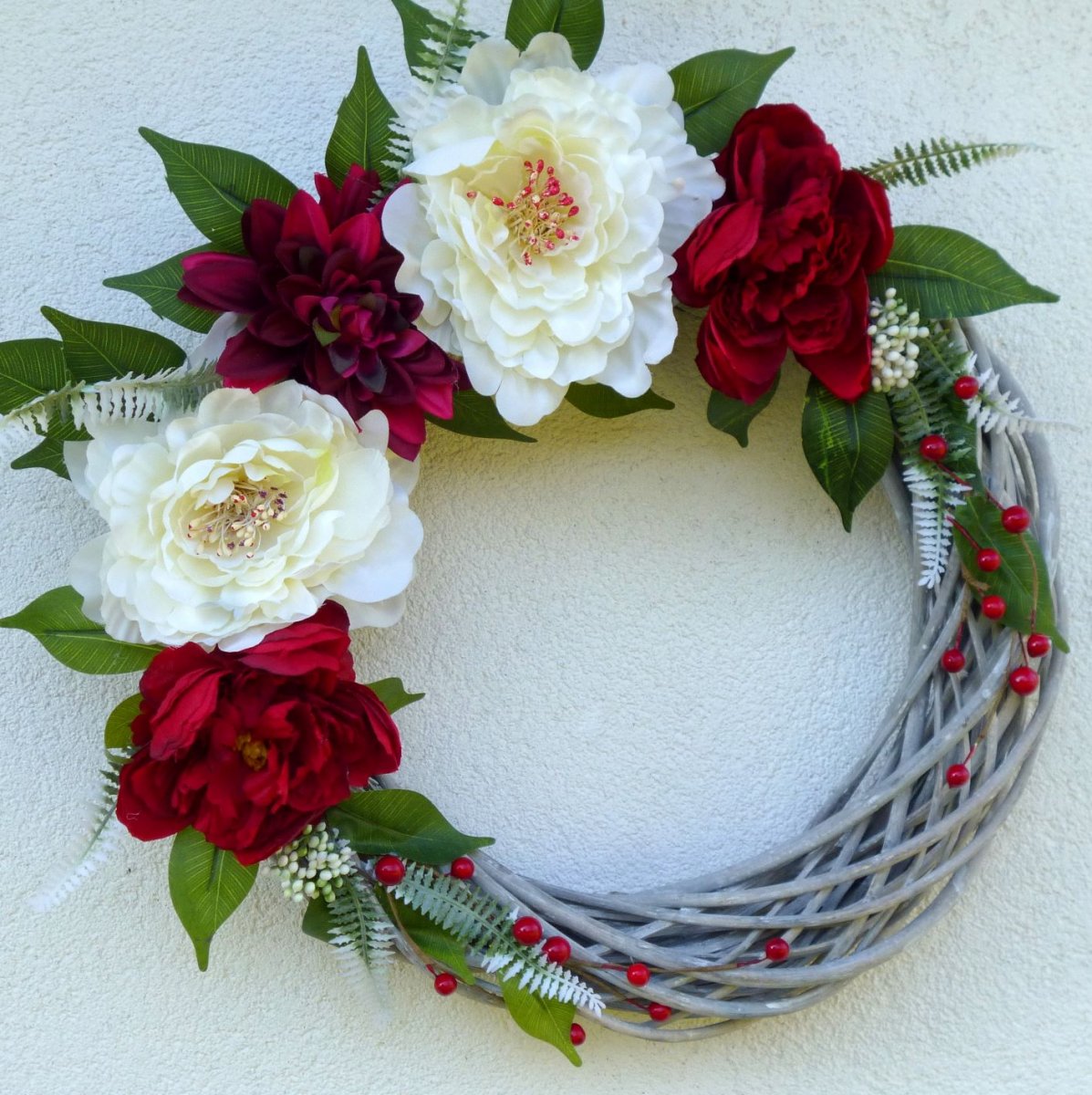 Věnec s krémovými a rubínovými pivoňkami 40 cm