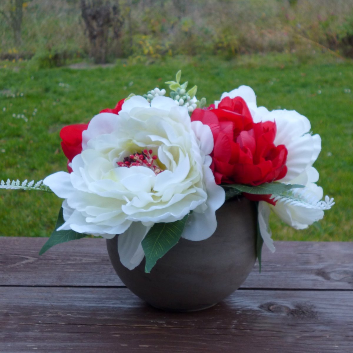 Krémové a rubínové pivoňky v šedé keramické kouli