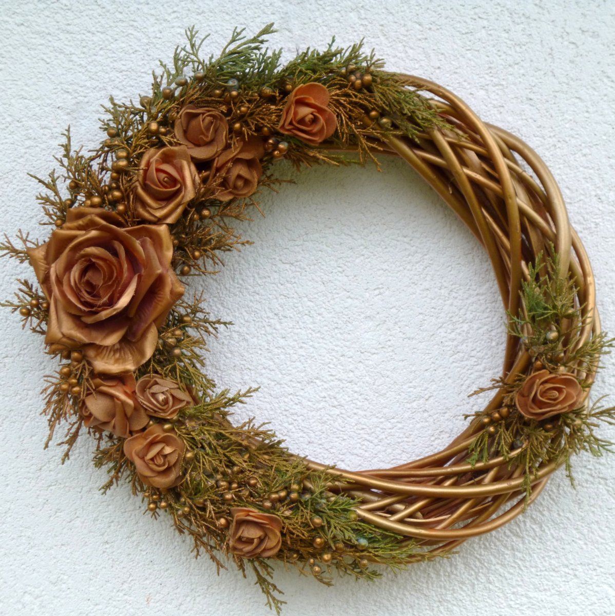 Velký rustikální věnec ve starozlatém antik laku 
