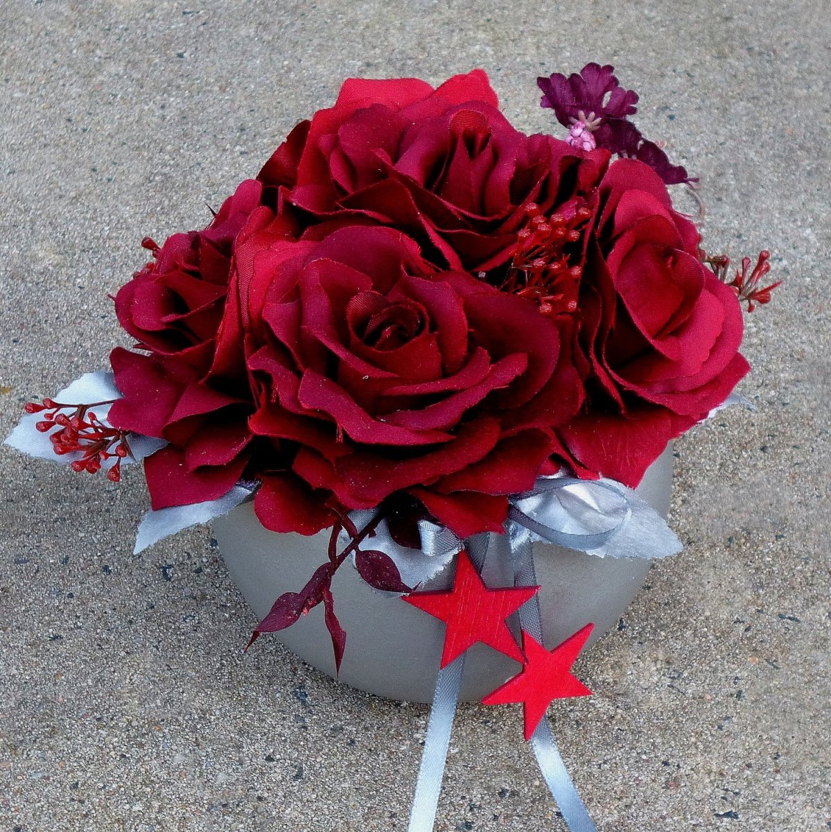 Vínové růže v matné starostříbrné keramické kouli