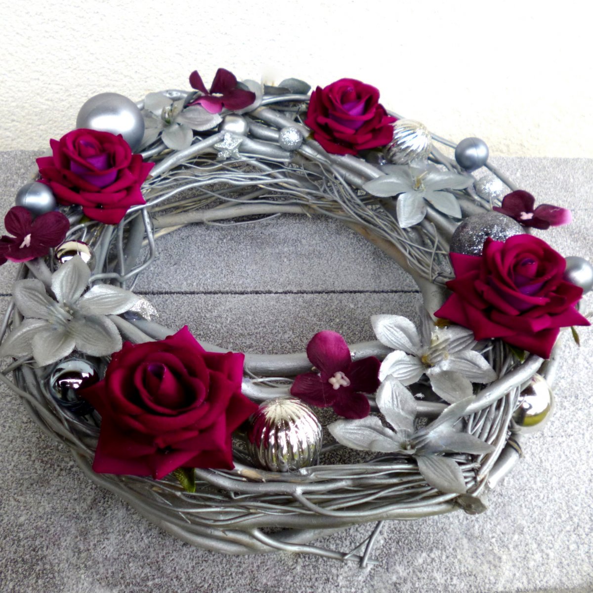 Vánoční věnec v antik laku s vínovými růžičkami