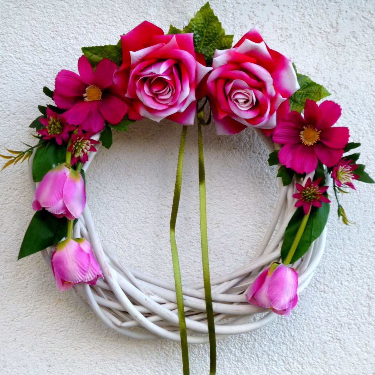 Věnec v sytě růžových odstínech