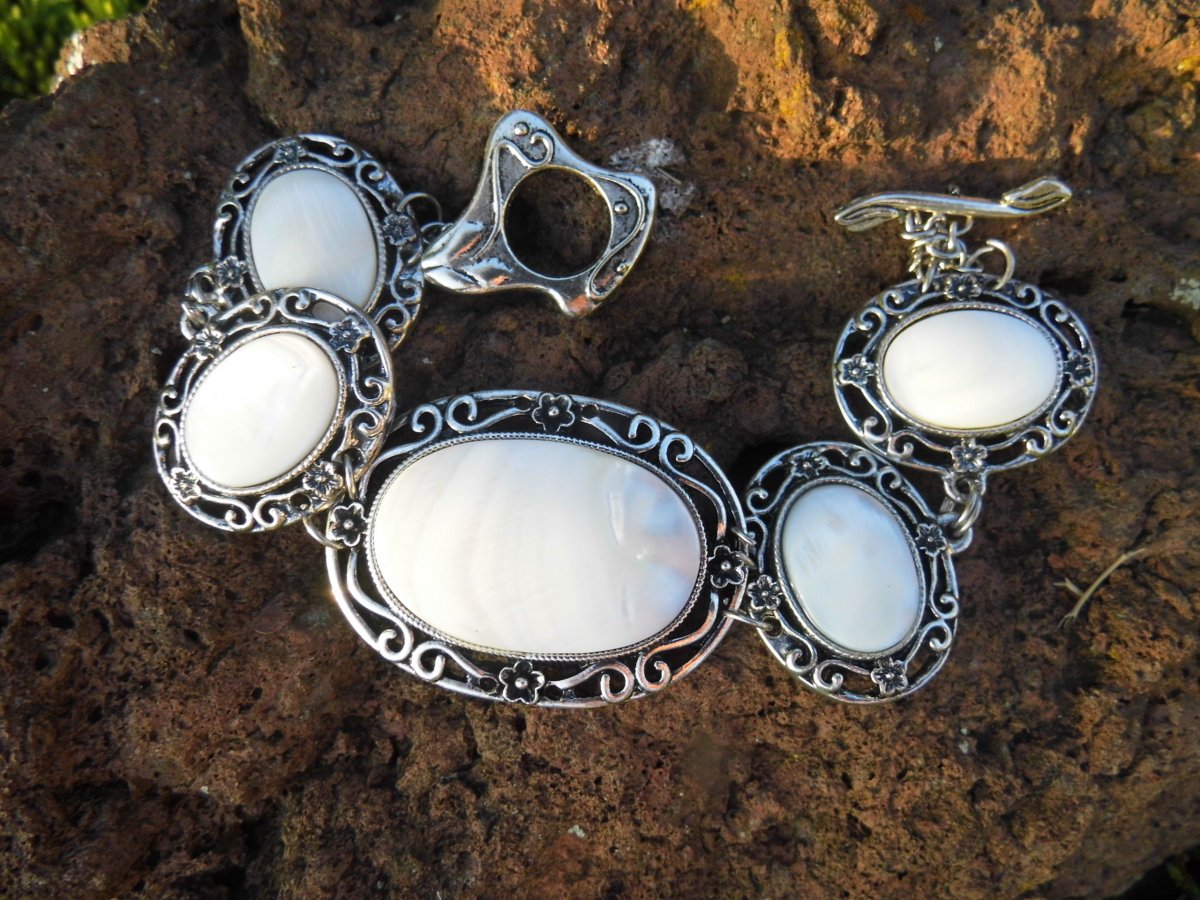 Náramek z perleť.kabošonů