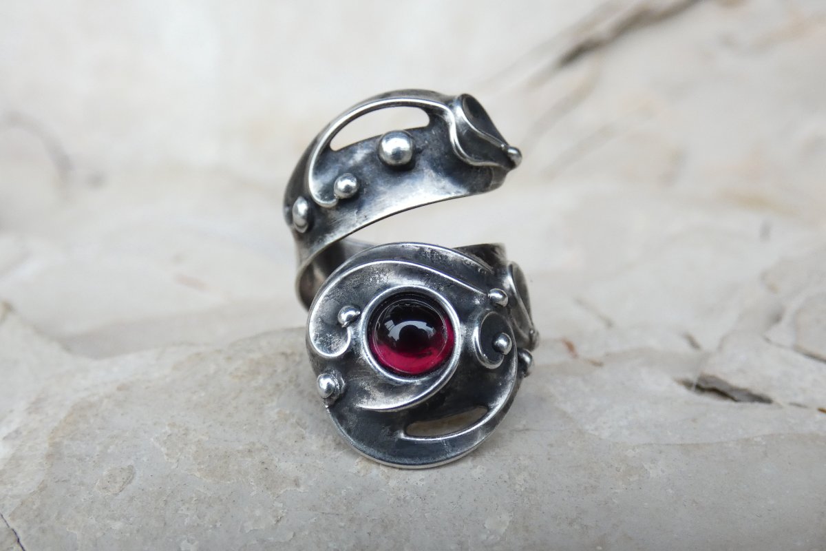 Gránátový cínovaný prsten s lístečky na přání