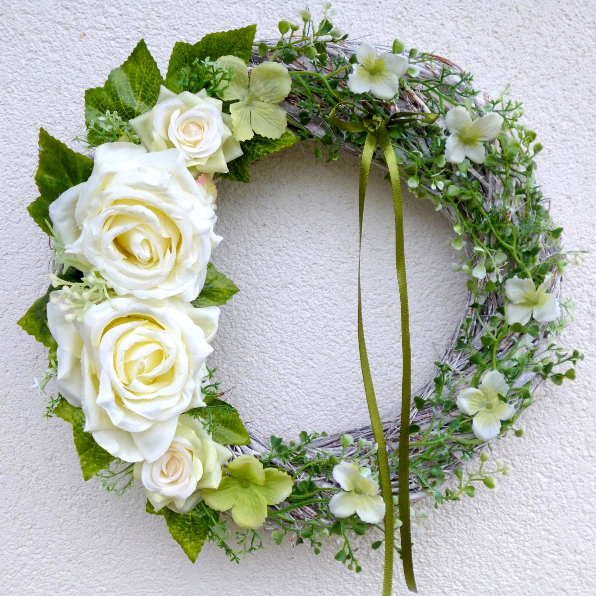 Věnec na dveře s krémovými růžemi