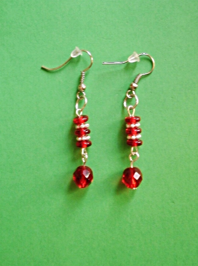 červeně a  stříbrně