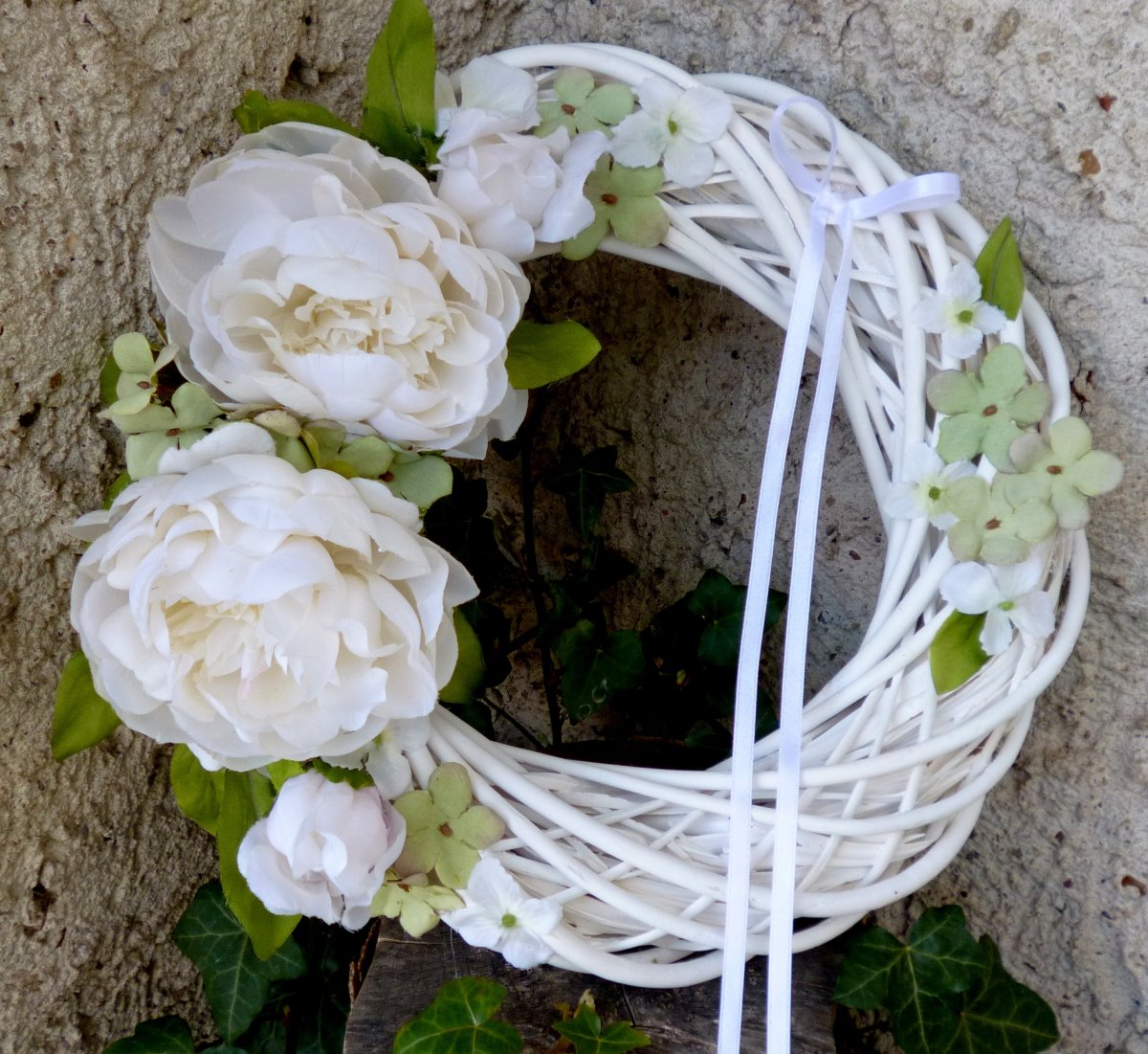 Věnec na dveře s bílými pivoňkami