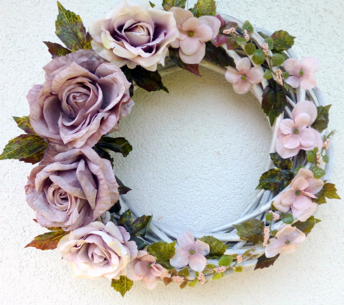Věnec na dveře s pudrovými růžemi