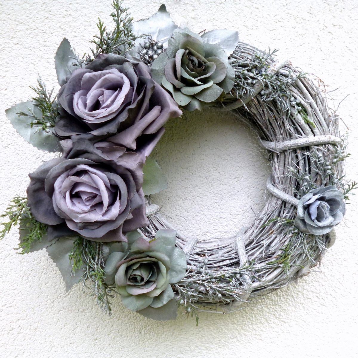 Révový věnec s šedými růžemi