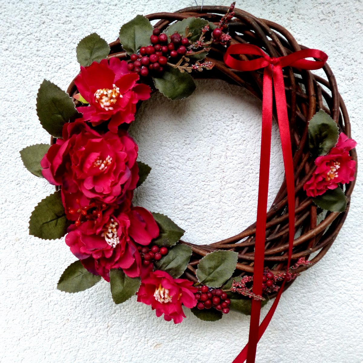 Věnec s rubínovými pivoňkami a bobulkami
