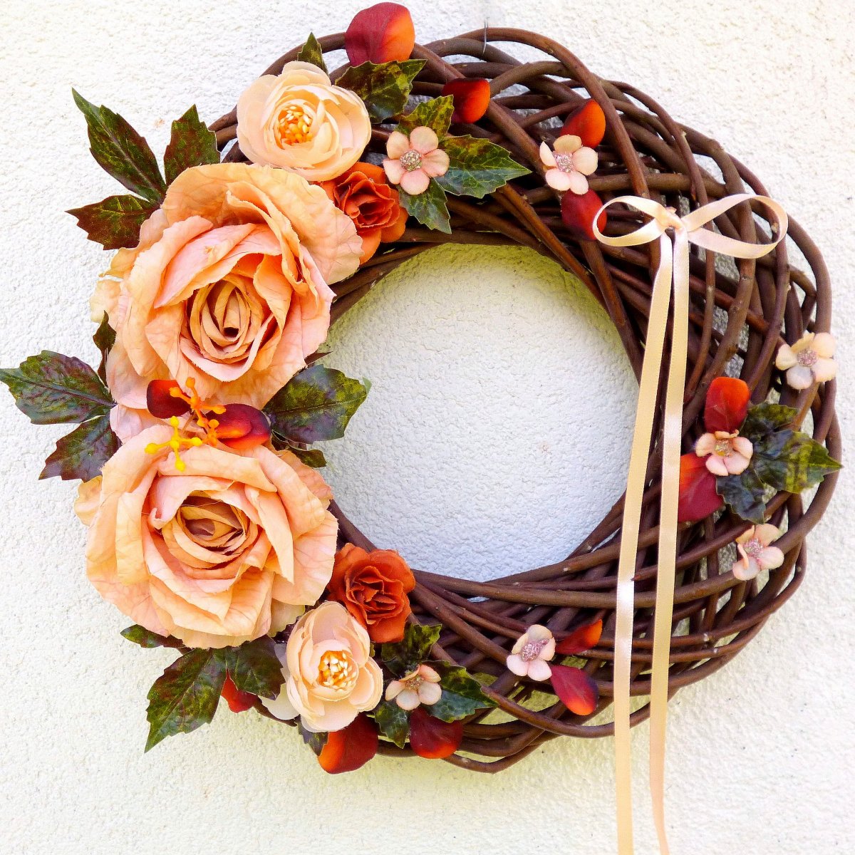 Věnec na dveře s meruňkovými růžemi_30 cm