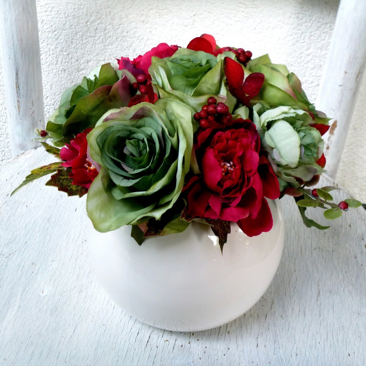 Kytice zelených růží v keramické kouli_dekorace na stůl