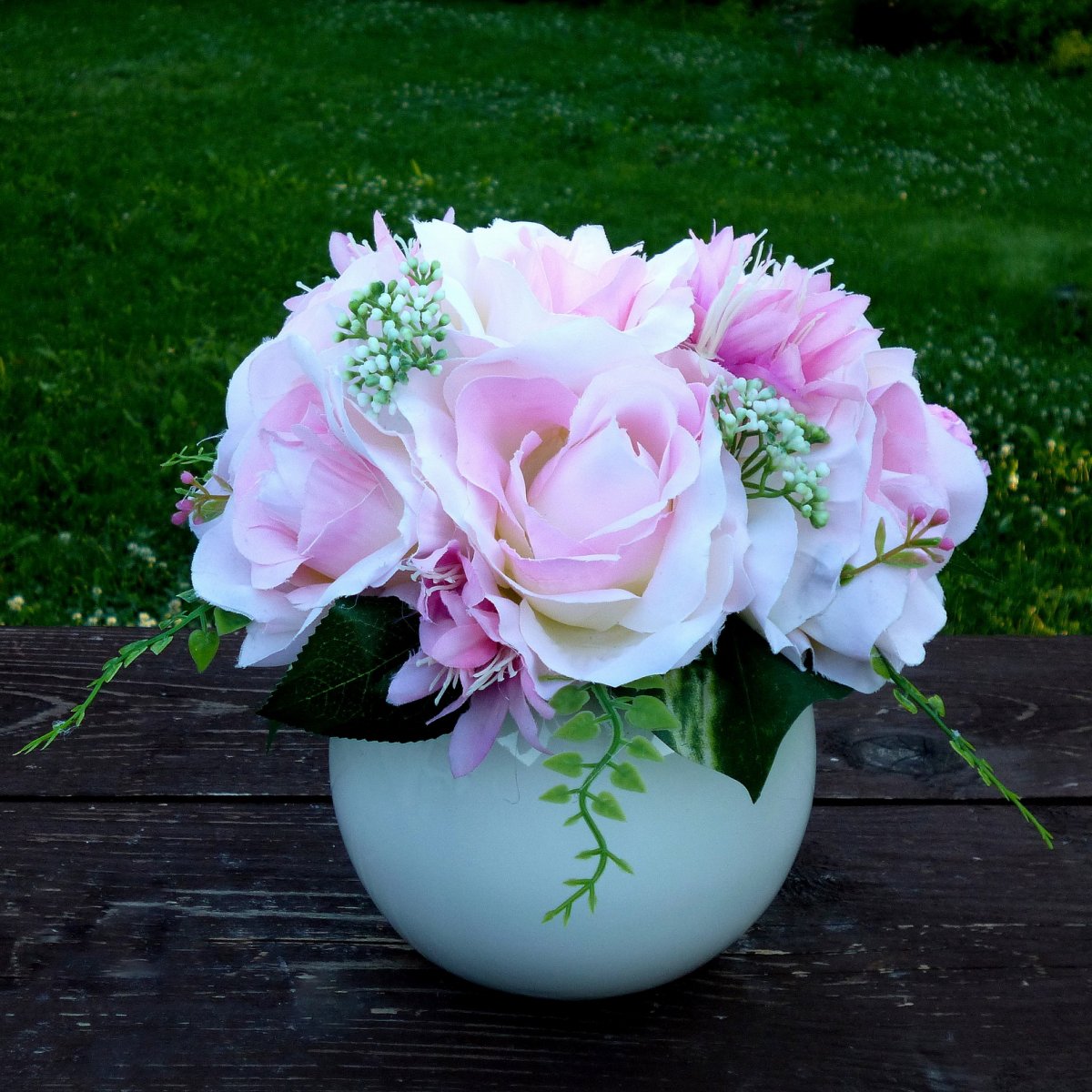 Kytice růžových růží v bílé lesklé keramické kouli