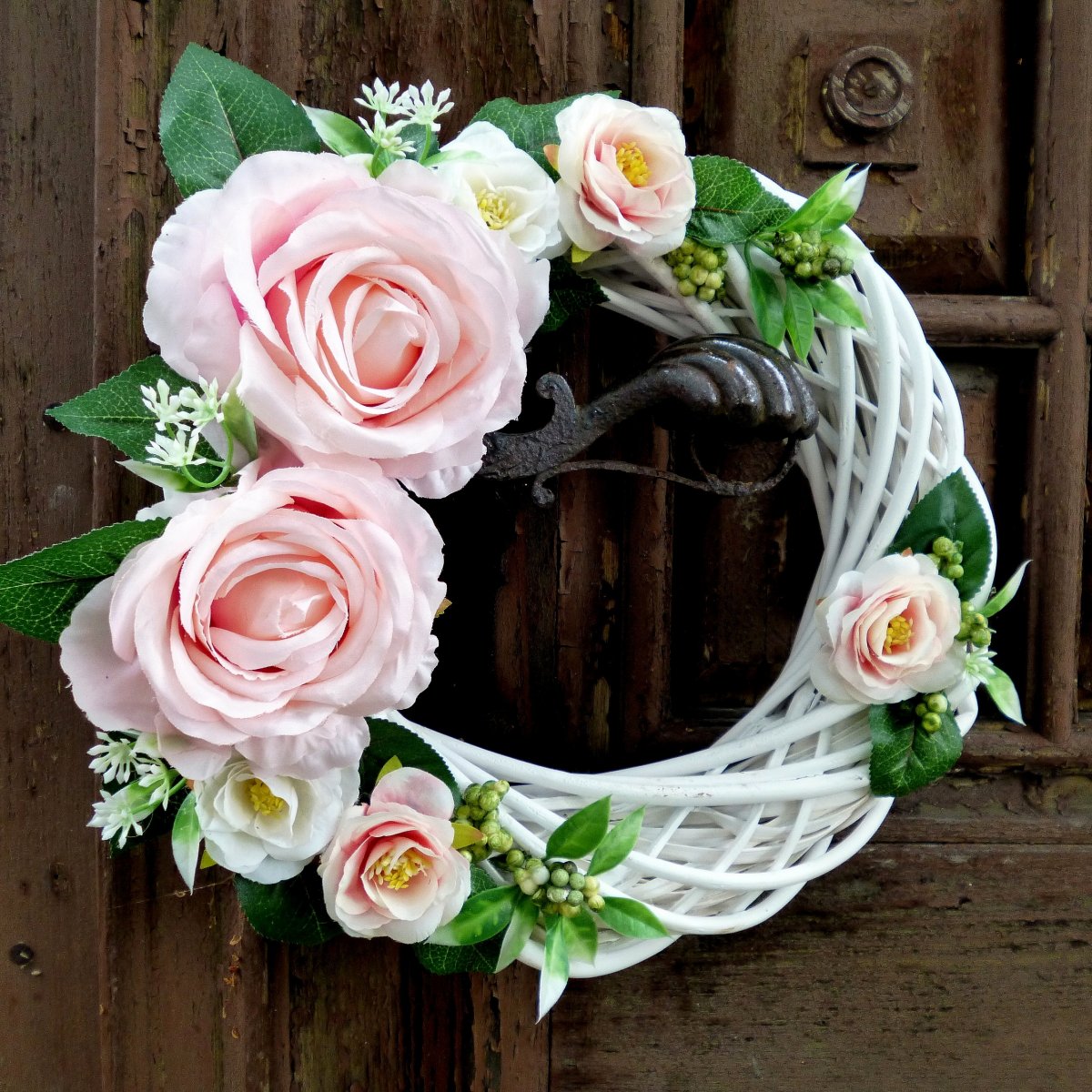 Svatba v kostele_věnec s pudrovými růžemi