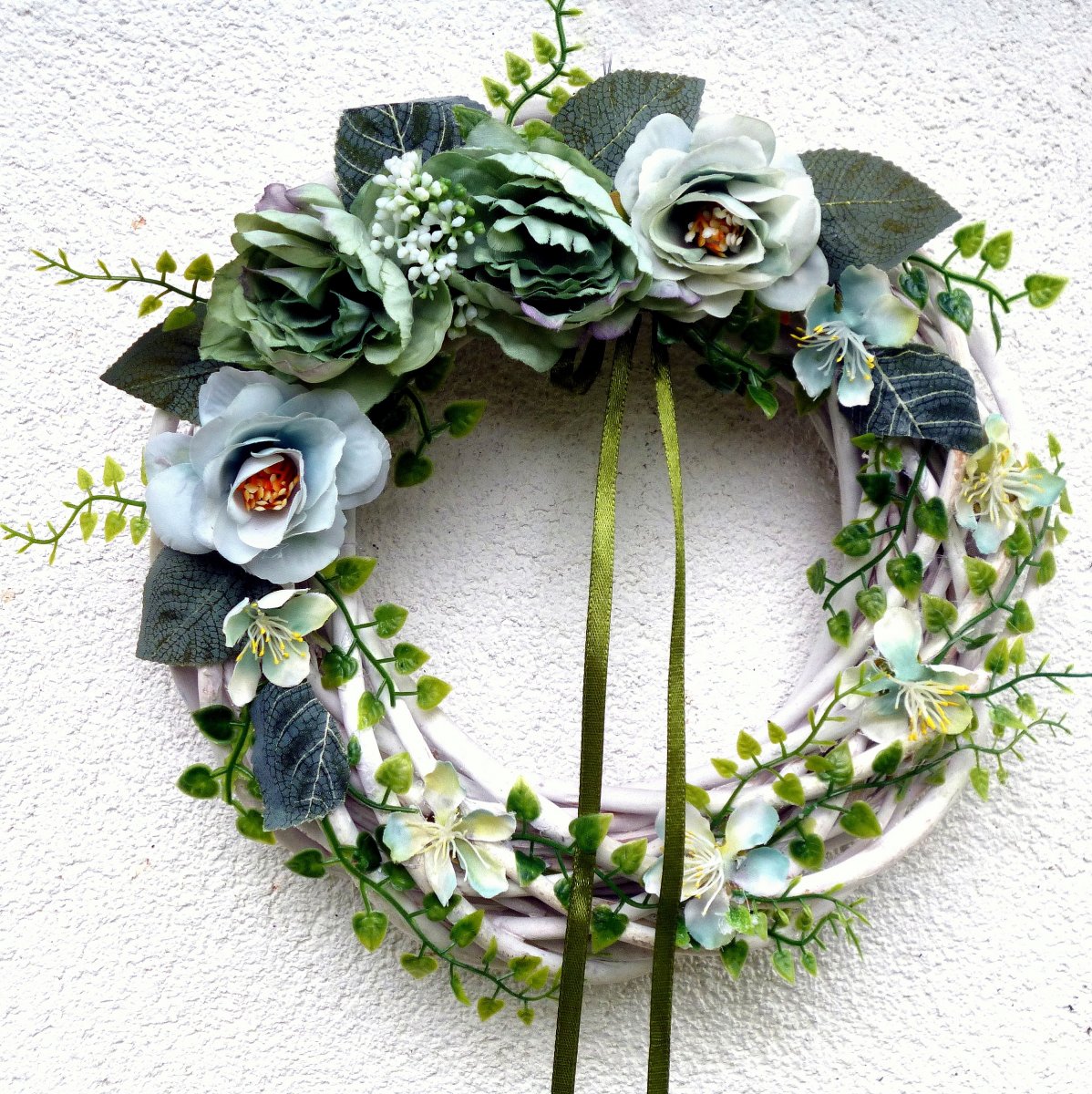 Mentolový věnec  s pivoňkami na dveře