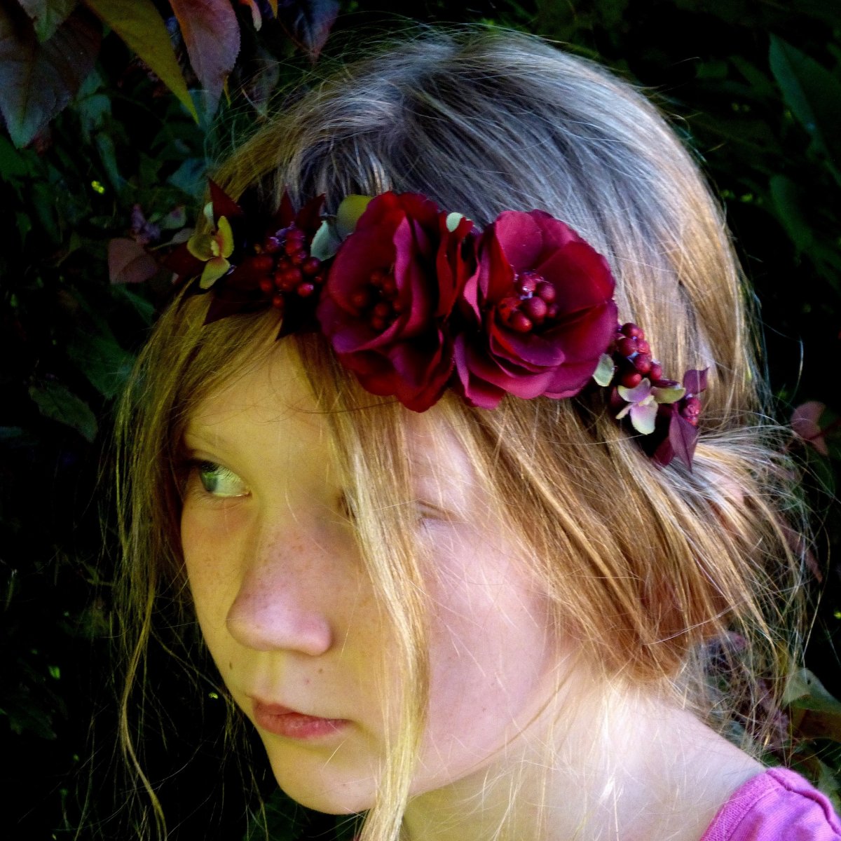 Vínová čelenka do vlasů s kvítky divoké růže
