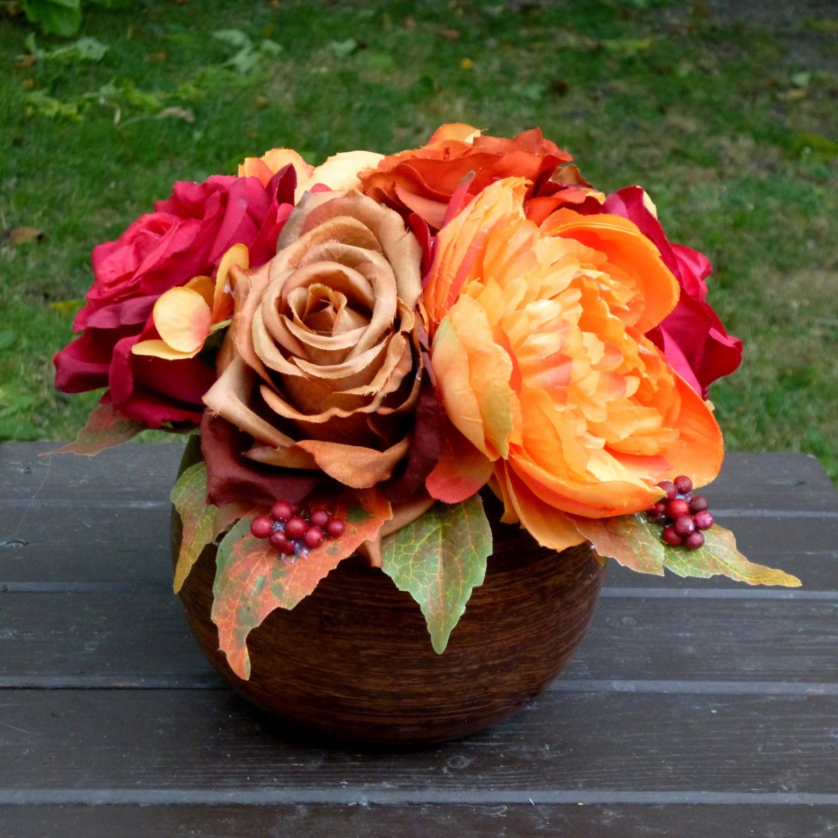 Kytice pivoněk a růží v čokoládové keramické kouli