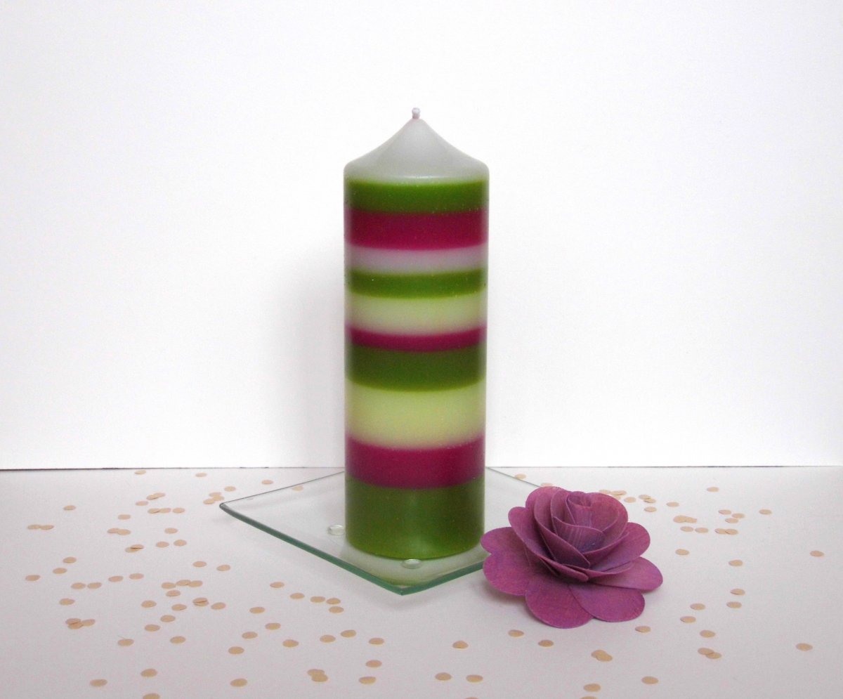 Barevná svíčka s pruhy