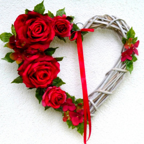 Tajná láska _proutěné srdíčko s červenými růžemi
