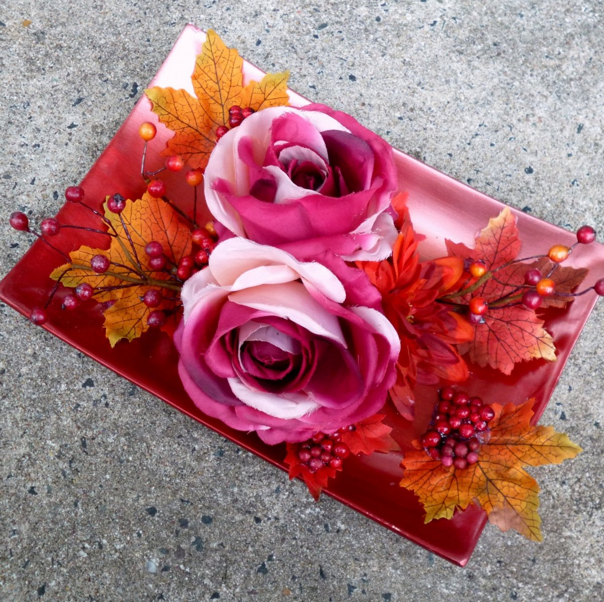 Ohnivé růže na keramickém tácu