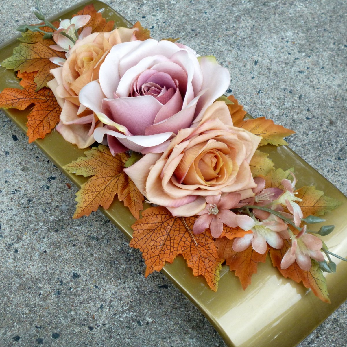 Podzimní růže na starozlaté misce 