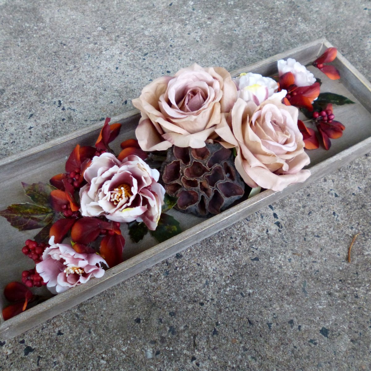 Růže a pivoňky v kávových odstínech na dřevěném tácu