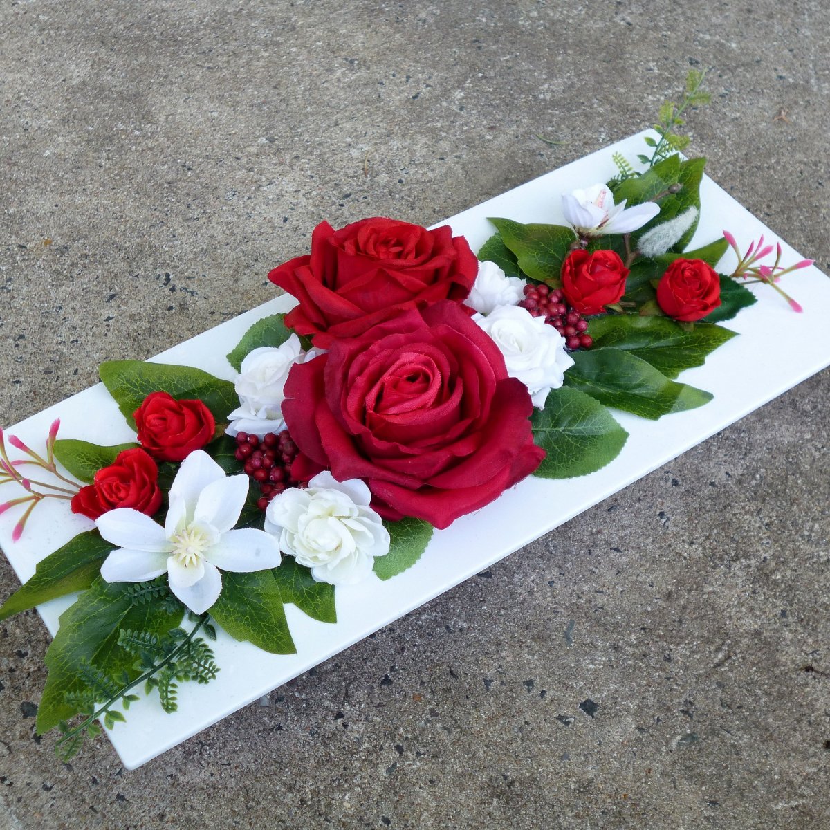 Červené a bílé růže na bílé lesklé plastové misce_ dekorace na stůl