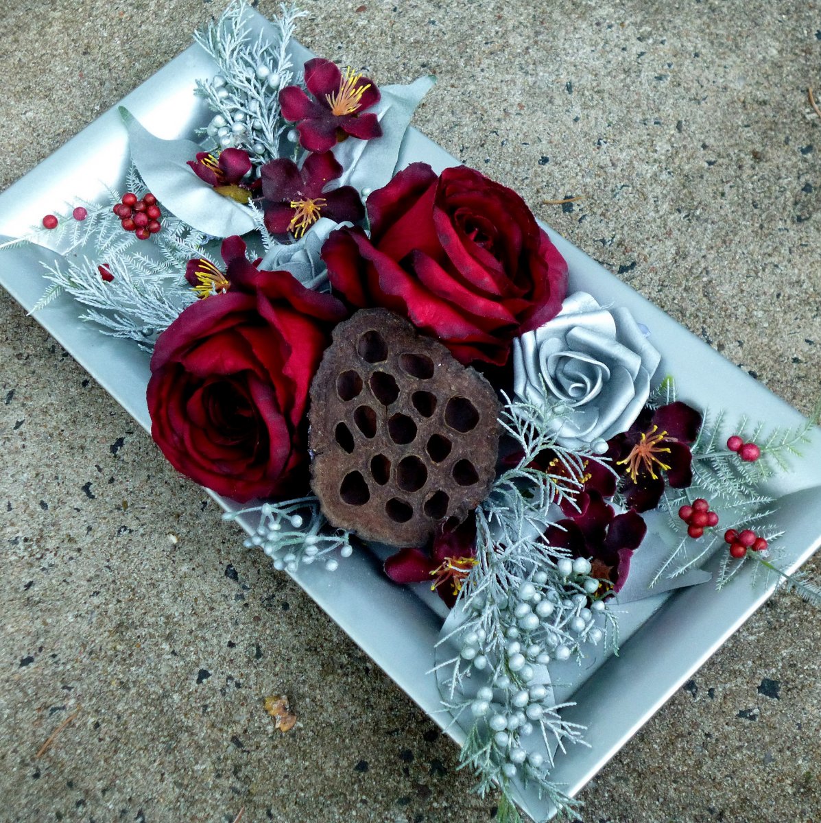 Vínové růže na metalickém tácu