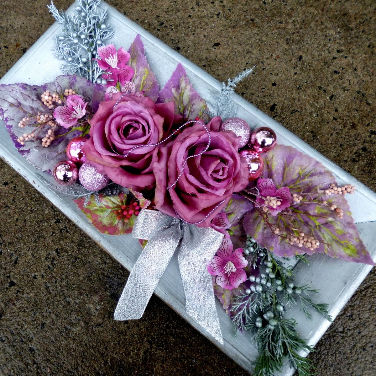 Dřevěný tác se starorůžovými růžemi