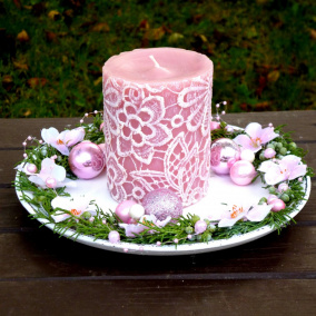 Svícen na dřevěném tácku s pudrovou krajkovou svící