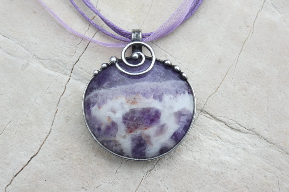 Náhrdelník s ametystem a spirálou