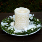 Svícen na dřevěném tácku s bílou krajkovou svící