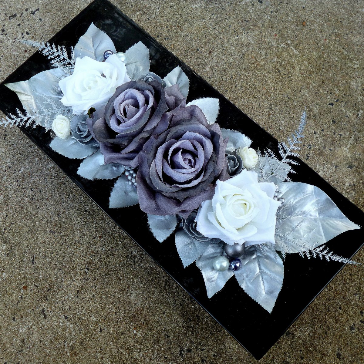 Šedé a bílé růže na černé lesklé misce_ dekorace na stůl