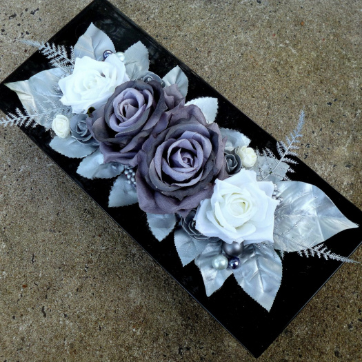 Šedé a bílé růže na černé lesklé misce_ dekorace na stůl