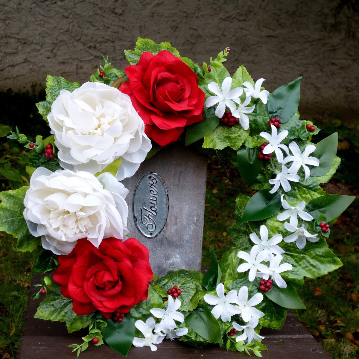 Věnec na dveře s bílými pivoňkami a rudými růžemi