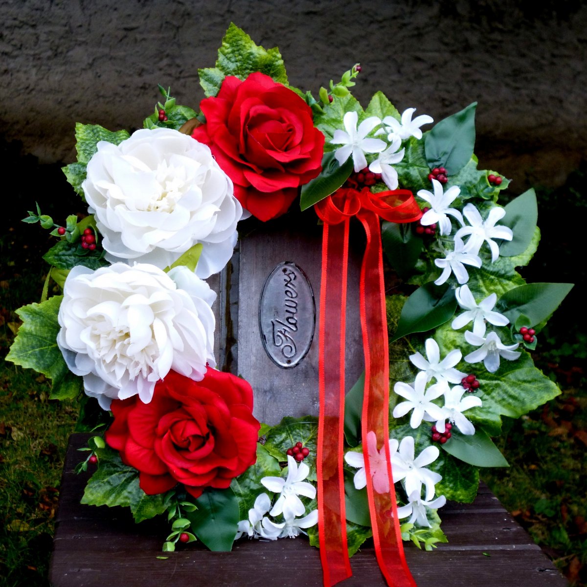 Věnec s bílými pivoňkami a rudými růžemi