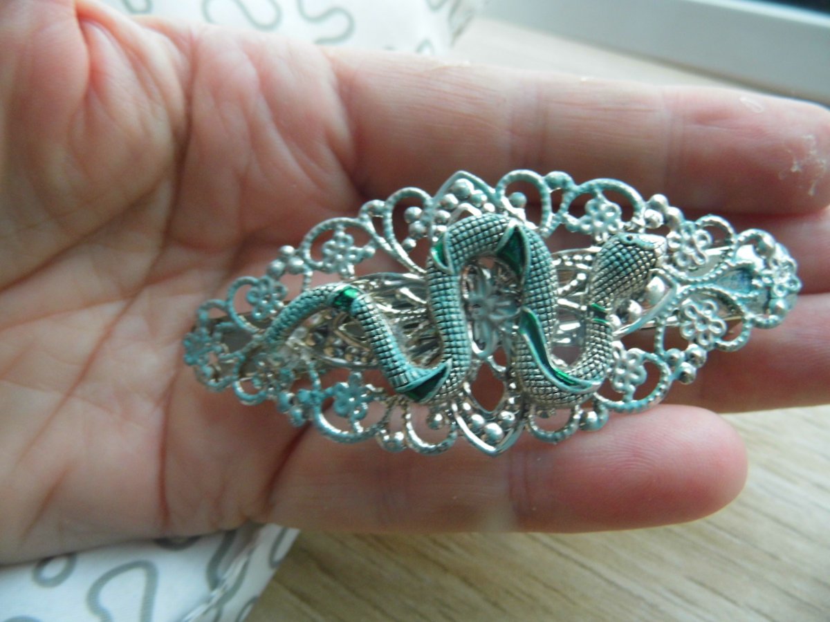 spona do vlasů s hadem