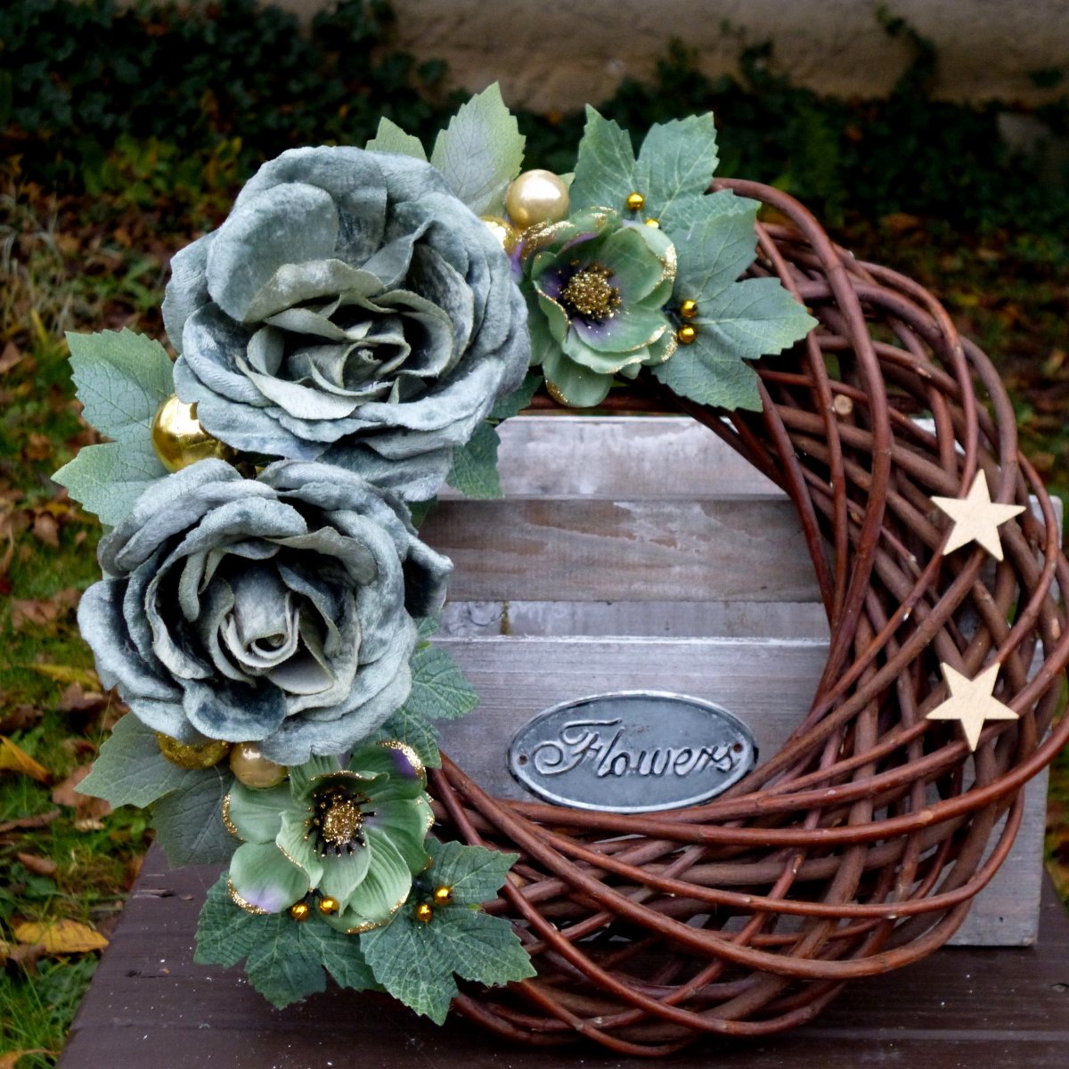 Vánoční věnec se zelenými růžemi a čemeřicemi