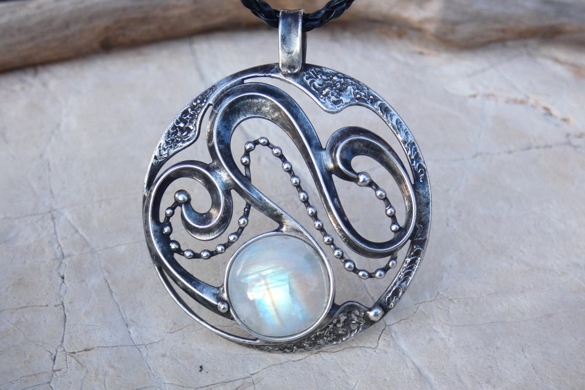 Hra světla - náhrdelník s měsíčním kamenem